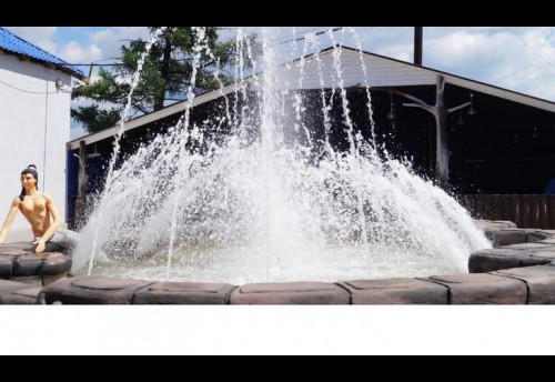 Первый в Красночикойском районе фонтан сооружен предпринимателем ЧП Варданян по инициативе Н.Г. Аганяна на территории летнего кафе "Наира". Его официальное открытие назначено на 5 августа 2015 г.