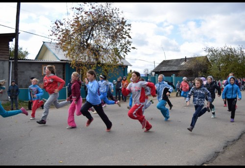 Всероссийский день бега - кросс наций в Красном Чикое  проходил во второй раз.  В соревнованиях приняли участие учащиеся школ района, воспитанники ДЮСШ, учителя физической культуры и ветераны спорта. Всего на старт вышли 230 человек.